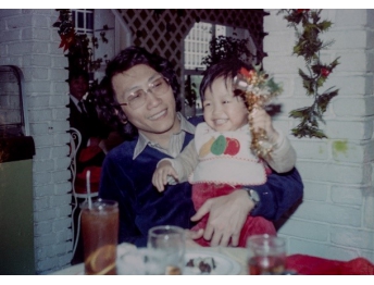 依然珍藏著當年與父親共度聖誕的舊照。